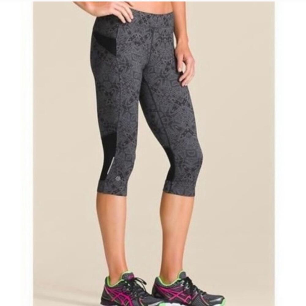 Athleta Cairo Bare to Run black gray graphic print cropped leggings size Small